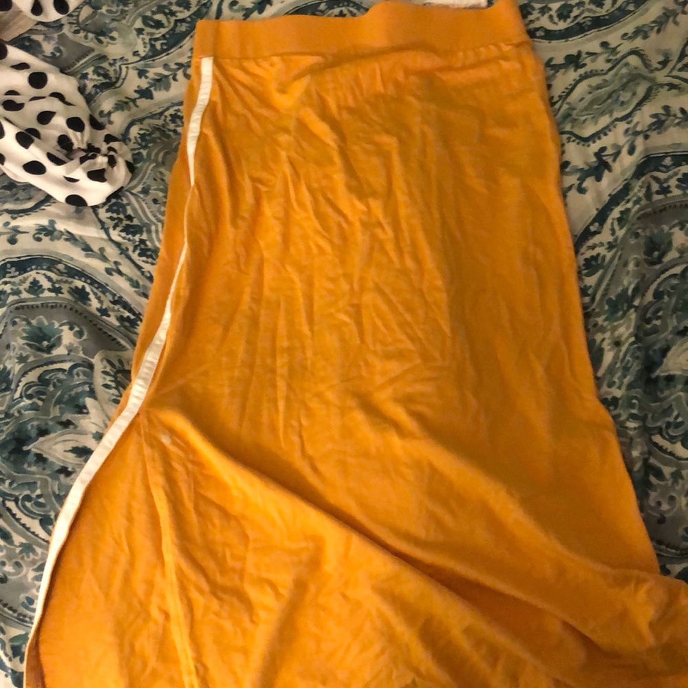 Long yellow skirt with slits on the sided